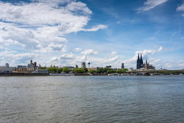 Blick Über Den Rhein Mit Der Skyline Von Der Stadt — Stockfoto