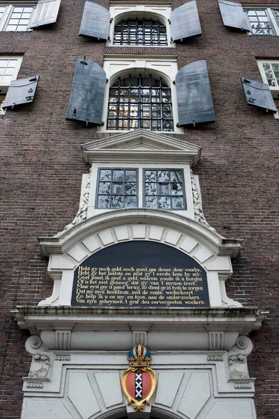Détail Une Façade Ancienne Maison Banque Dans Centre Historique Amsterdam — Photo