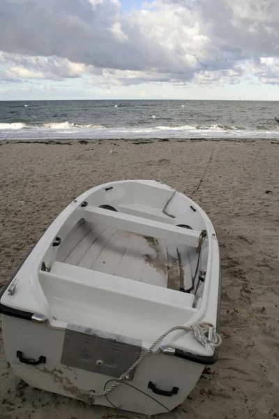Μικρό Σκάφος Μια Ερημική Βαλτική Παραλία — Φωτογραφία Αρχείου