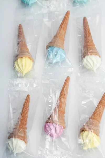 棉花糖松饼 形状为各种颜色的软糖冰淇淋 — 图库照片