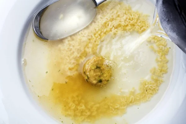 将干的速溶汤放在用字母表围住的盘子里 加入热水 — 图库照片