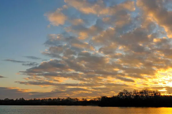 北ライン ヴェストファーレン州メンツェレン ドイツ ヨーロッパの湖で雲と日の出 — ストック写真