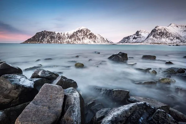 Sziklás Part Hegyek Háttérben Skagsanden Strand Lofoten Norvégia Európa — Stock Fotó