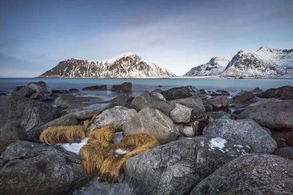 Rotskust Bergen Achtergrond Skagsanden Beach Lofoten Noorwegen Europa — Stockfoto