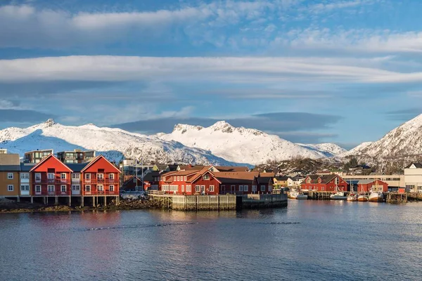 Miasteczko Svolvaer Port Pokryte Śniegiem Góry Tle Austvgy Lofoten Norwegia — Zdjęcie stockowe