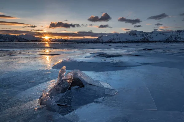 Hielo Roto Fiordo Congelado Con Montañas Atardecer Reflejo Solar Gimsoy —  Fotos de Stock