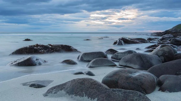 Pedras Praia Pôr Sol Unstad Lofoten Noruega Europa — Fotografia de Stock