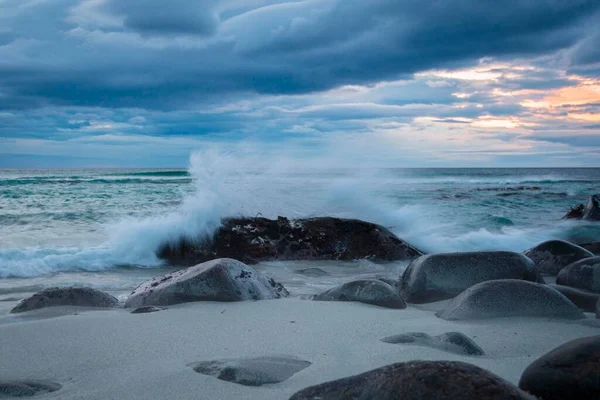 Pedras Praia Pôr Sol Unstad Lofoten Noruega Europa — Fotografia de Stock