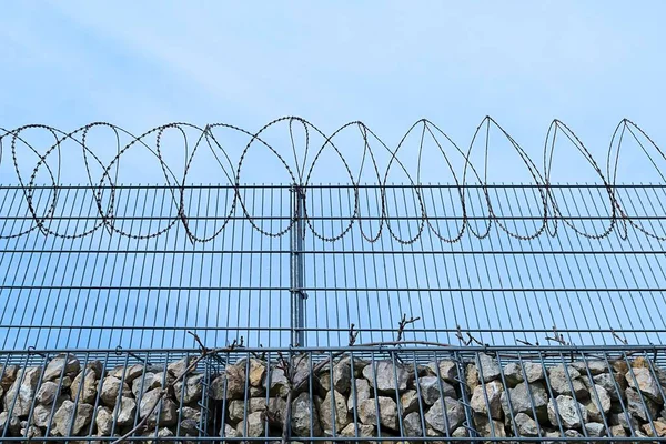 철조망 유럽에 석벽을 보호하였다 — 스톡 사진