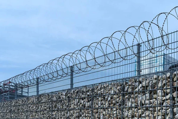 鉄条網は石壁を確保 ドイツ ヨーロッパ — ストック写真