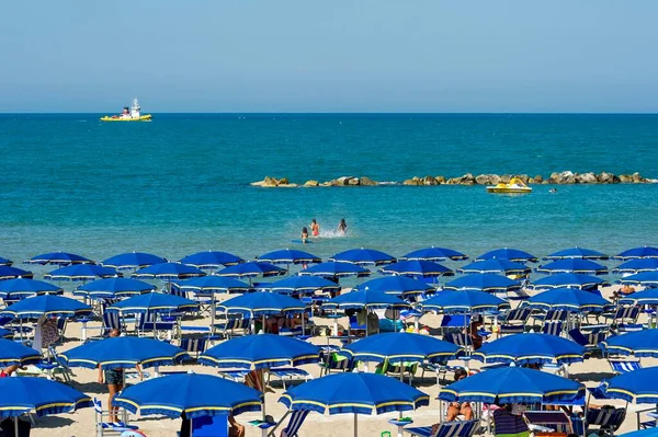 Туристический Пляж Зонтиками Lungomare Cristoforo Colombo Молизе Италия Европа — стоковое фото