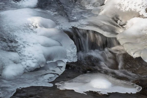 冰冻溪流中的冰结构 德鲁塞尔 — 图库照片