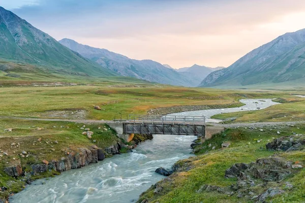 Paisagem Montanhosa Ponte Madeira Sobre Rio Naryn Desfiladeiro Naryn Região — Fotografia de Stock
