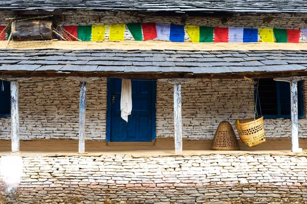 尼泊尔丹布勒斯山村 一个房子前面挂着一个摇篮 — 图库照片