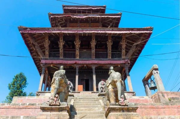 Gardiyan Figürleri Olarak Taş Filler Olan Ganesh Tapınağı Uma Maheshwar — Stok fotoğraf