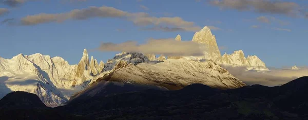Chaîne Montagnes Enneigée Avec Cerro Torre Fitz Roy Lever Soleil — Photo
