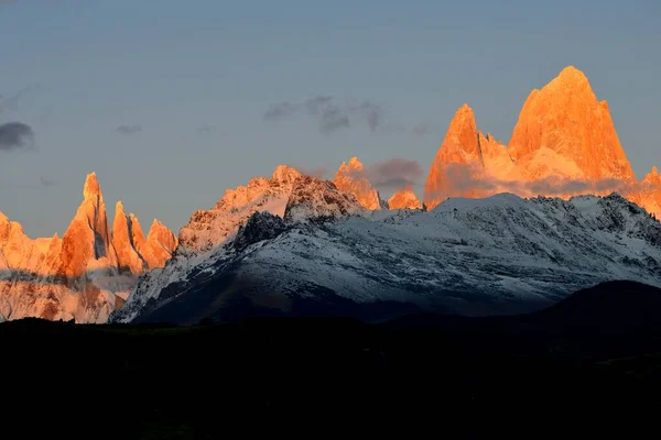 Zasněžené Pohoří Fitz Roy Cerro Torre Při Východu Slunce Národní — Stock fotografie