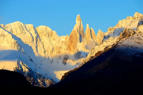 チェッロ トーレ 日の出時に雪 グラシアレス国立公園 エルチャルトン サンタクルーズ州 アルゼンチン 南アメリカ — ストック写真