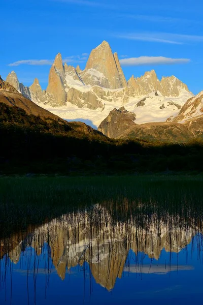Cerro Fitz Roy Świetle Porannym Znajduje Odzwierciedlenie Lago Los Tres — Zdjęcie stockowe