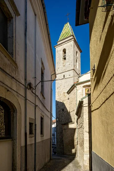 Wąska Uliczka Dzwonnicą Kościoła San Nicola Campanile Chiesa San Nicola — Zdjęcie stockowe