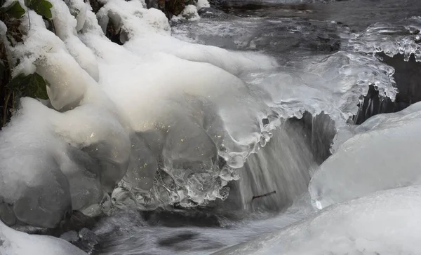 凍った小川の上のつらら ドルーセル ヘッセ ドイツ ヨーロッパ — ストック写真
