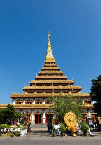 Девятиэтажный Stupa Phra Mahathat Kaen Kakhon Wat Nong Waeng Temple — стоковое фото