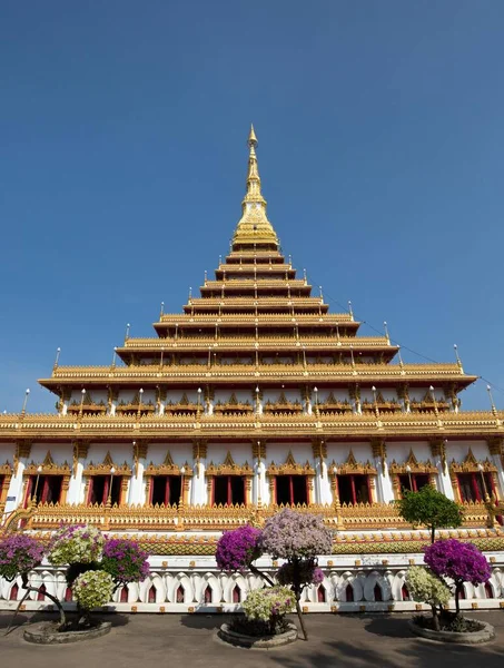 Virágzó Bokrok Előtt Kilenc Emeletes Stupa Phra Mahathat Kaen Kakhon — Stock Fotó