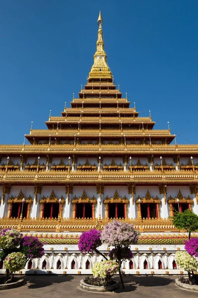 Virágzó Bokrok Előtt Kilenc Emeletes Stupa Phra Mahathat Kaen Kakhon — Stock Fotó