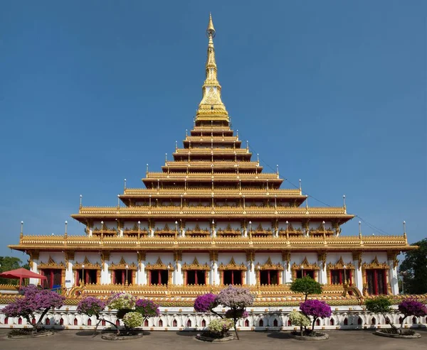 Kvetoucí Keře Před Devítipatrovou Stúpou Phra Mahathat Kaen Kakhon Chrám — Stock fotografie