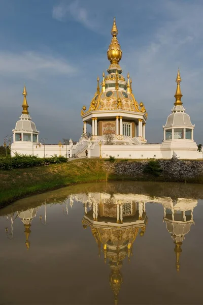 Estanque Frente Maha Rattana Chedi Wat Thung Setthi Reflexión Khon —  Fotos de Stock