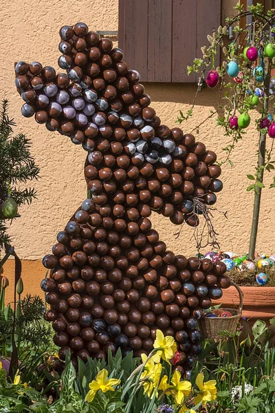 卵で作られたイースターバニーのフィギュア 庭でイースターの装飾 フランコニア バイエルン州 ドイツ ヨーロッパ — ストック写真