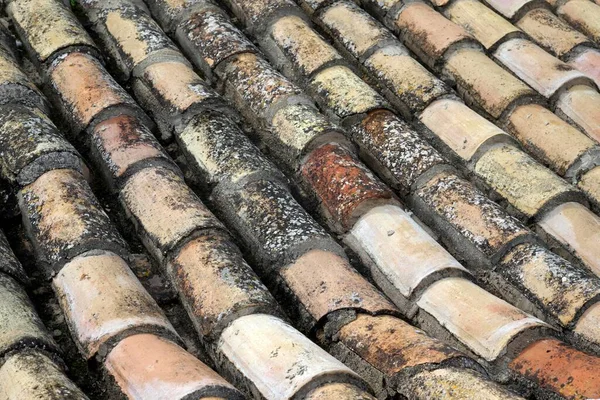 葡萄牙阿尔加维法罗老旧的风化瓦砾屋顶 — 图库照片