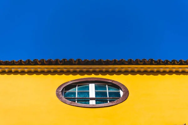 Žlutá Fasáda Domu Kulatým Oknem Staré Město San Cristbal Laguna — Stock fotografie