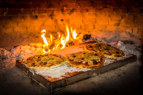 Πίτσα Ψήνεται Φούρνο Πίτσας Πέτρινο Φούρνο Ιταλία Ευρώπη — Φωτογραφία Αρχείου