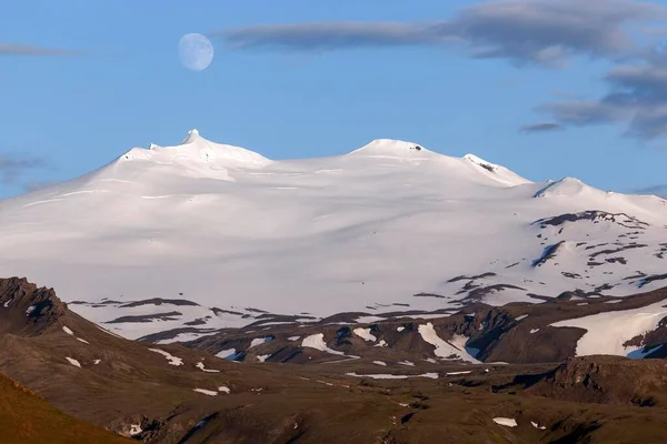 Заснеженный Вулкан Снфелл Ледником Снфеллсджкуль Полнолунием Вулканический Ландшафт Близ Хеллисандура — стоковое фото