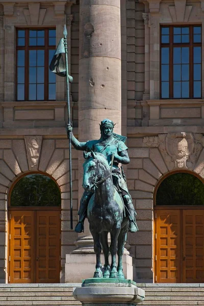 馬の彫像 オットー フォン ヴィテルスバッハ バイエルン公爵 バイエルン州首相府の後ろ ミュンヘン 上バイエルン州 バイエルン州 ドイツ — ストック写真