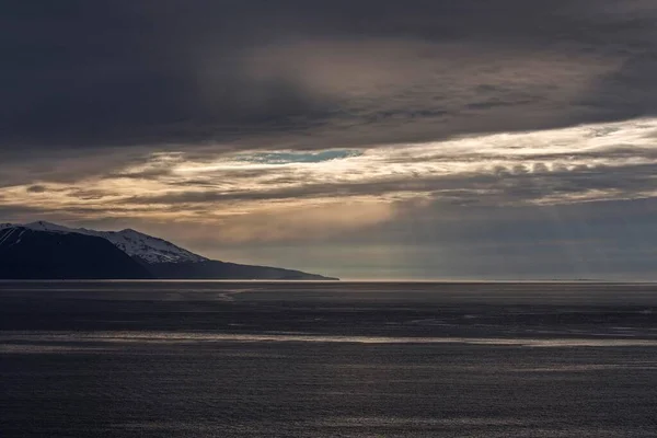 Ambiente Nuboso Nubes Oscuras Sobre Mar Luz Tarde Skajalfandi Cerca —  Fotos de Stock