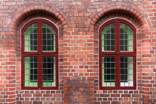 德国下萨克森州Lneburg一座旧砖房的两扇窗户 — 图库照片