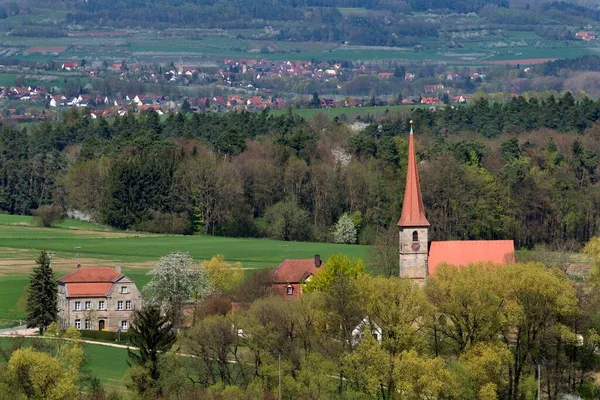 圣吉尔斯教堂和旧校舍 今天位于德国巴伐利亚中部弗伦科尼亚的贝巴赫教区大厅 — 图库照片