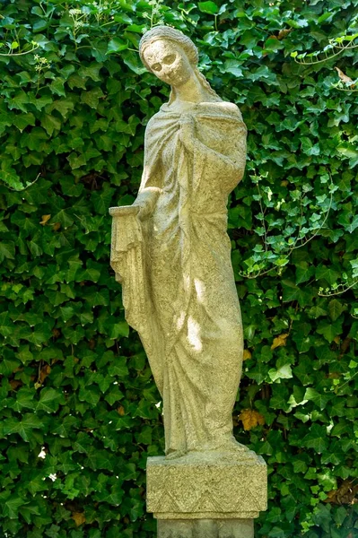 Skulptur Frauenfigur Mit Wasserkrug Kanisterträger Von Bernhard Hoetger Jugendstil Platanenhain — Stockfoto