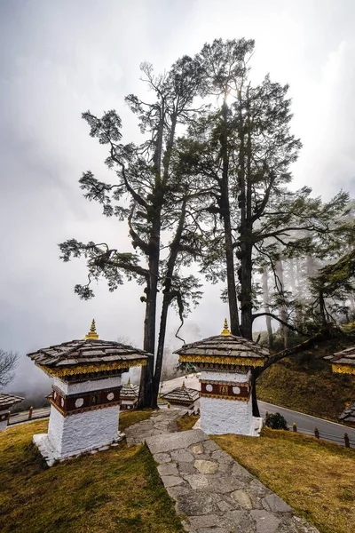 位于亚洲不丹喜马拉雅地区Dochula山口的108座德鲁克王家神龛 — 图库照片