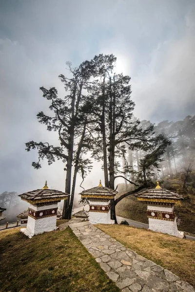 位于亚洲不丹喜马拉雅地区Dochula山口的108座德鲁克王家神龛 — 图库照片
