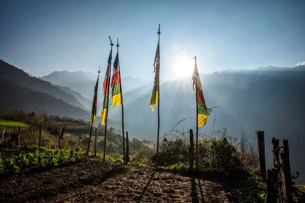 Banderas Budistas Oración Frente Las Montañas Del Himalaya Amanecer Distrito —  Fotos de Stock