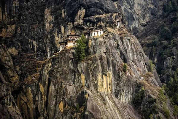 仏教の虎の巣僧院ブータン王国ヒマラヤ県パロ郡タイガーの巣 険しい岩の顔にTaktshang — ストック写真