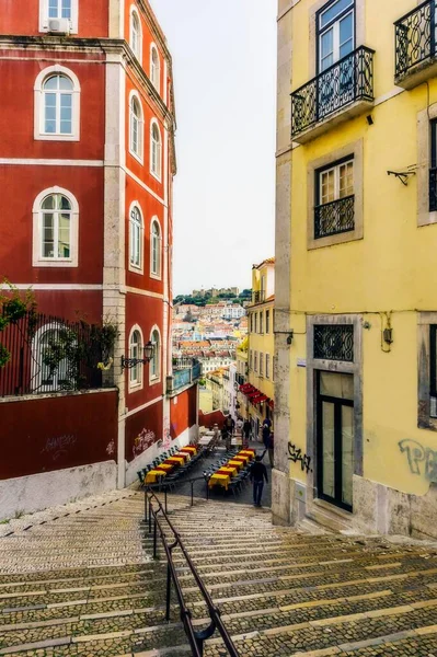 Лестница Аллея Через Исторические Красочные Дома Лиссабон Португалия Европа — стоковое фото
