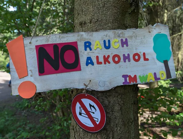 Tilalmi Jelzés Fánál Tilos Dohányzás Alkohol Erdőben Mecklenburg Nyugat Pomeránia — Stock Fotó