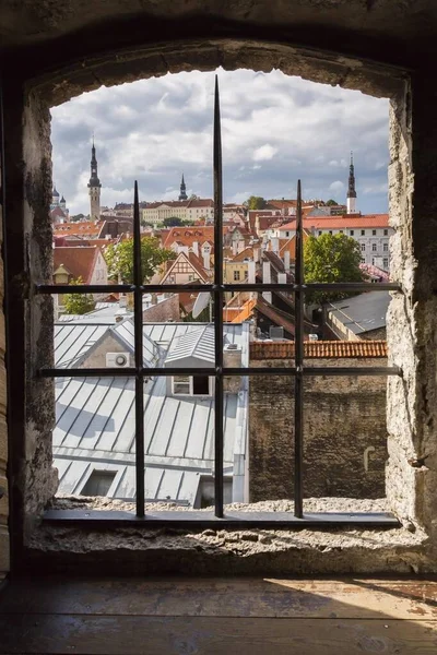 Uitzicht Stad Door Een Raam Bij Middeleeuwse Vesting Tallinn Estland — Stockfoto