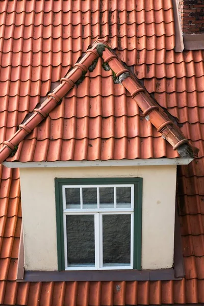Pohled Shora Dormer Okno Staré Terakotové Střeše Obytného Činžovního Domu — Stock fotografie