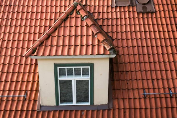 Widok Góry Okna Stary Terakota Dachu Mieszkalnego Budynku Mieszkalnego Tallin — Zdjęcie stockowe