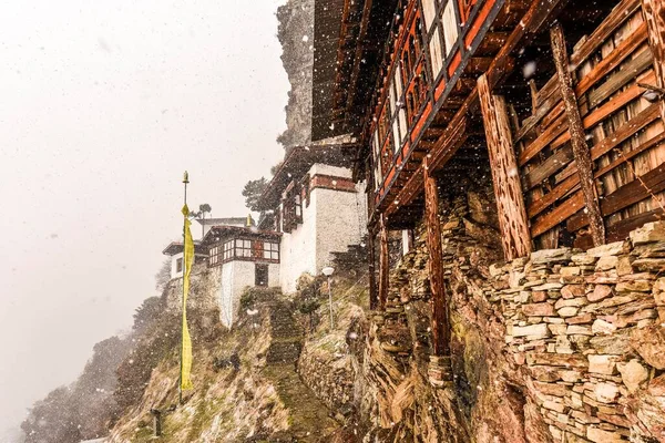 降雪期间山区的佛教尼姑 位于亚洲喜马拉雅地区帕罗和哈亚之间的基拉尼姑 — 图库照片